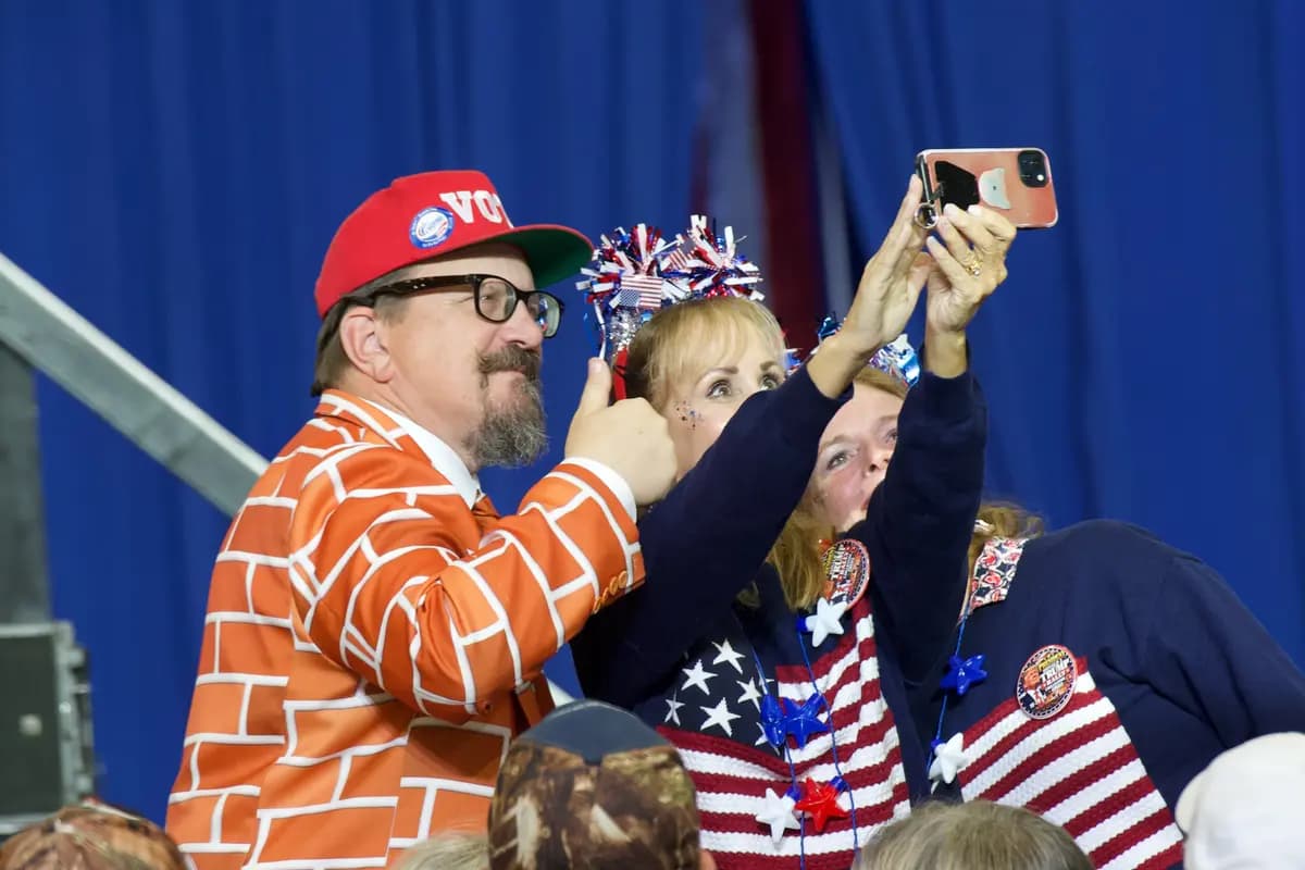 <em>Blake Marnell, apodado "Sr. Muro" por el presidente Donald Trump, se toma una foto con otros simpatizantes en un mitin en Chillicothe, Ohio, el 28 de octubre de 2026. (Travis Gillmore/The Epoch Times).</em>