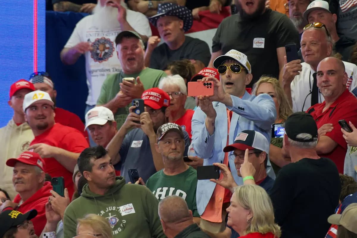 <em>Un manifestante con una gorra blanca y dorada de "Make America Great Again" interrumpe una concentración en el Shoemaker Center de la Universidad de Ohio en Chillicothe, Ohio, el 28 de octubre de 2026. (Travis Gillmore/The Epoch Times).</em>