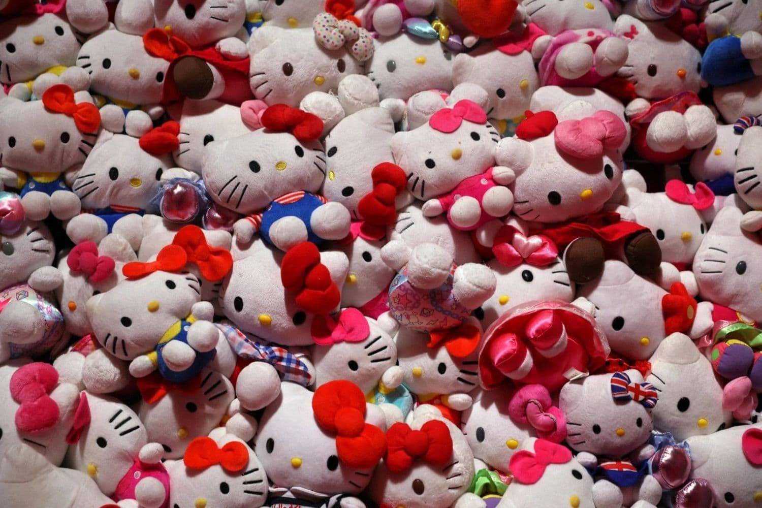 Una exhibición de figuras de Hello Kitty forma parte de "Cute", una exposición que explora la idea de la ternura en la cultura contemporánea, en Somerset House en Londres, Inglaterra, el 5 de febrero de 2024. (Toby Melville/Reuters)
