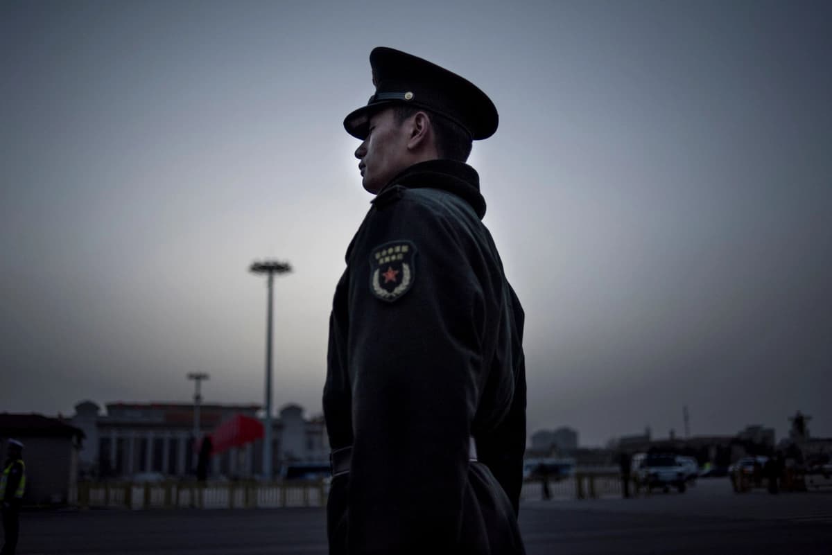 Un guardia paramilitar chino permanece de pie frente al Gran Salón del Pueblo antes de la ceremonia de apertura de la Asamblea Popular Nacional en Beijing, el 5 de marzo de 2016. (Fred Dufour/AFP vía Getty Images).
