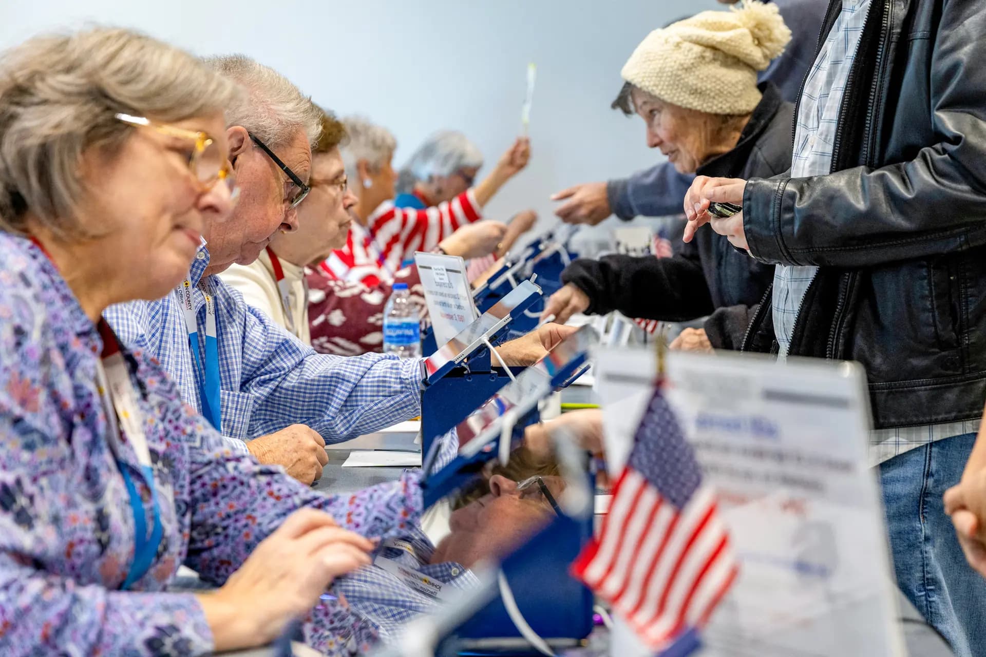 Varias personas se preparan para emitir su voto durante el primer día de votación anticipada en el Centro de Artes y Patrimonio del Condado de Johnson en Overland Park, Kansas, el 17 de octubre de 2026. (Austin Johnson/AFP vía Getty Images).