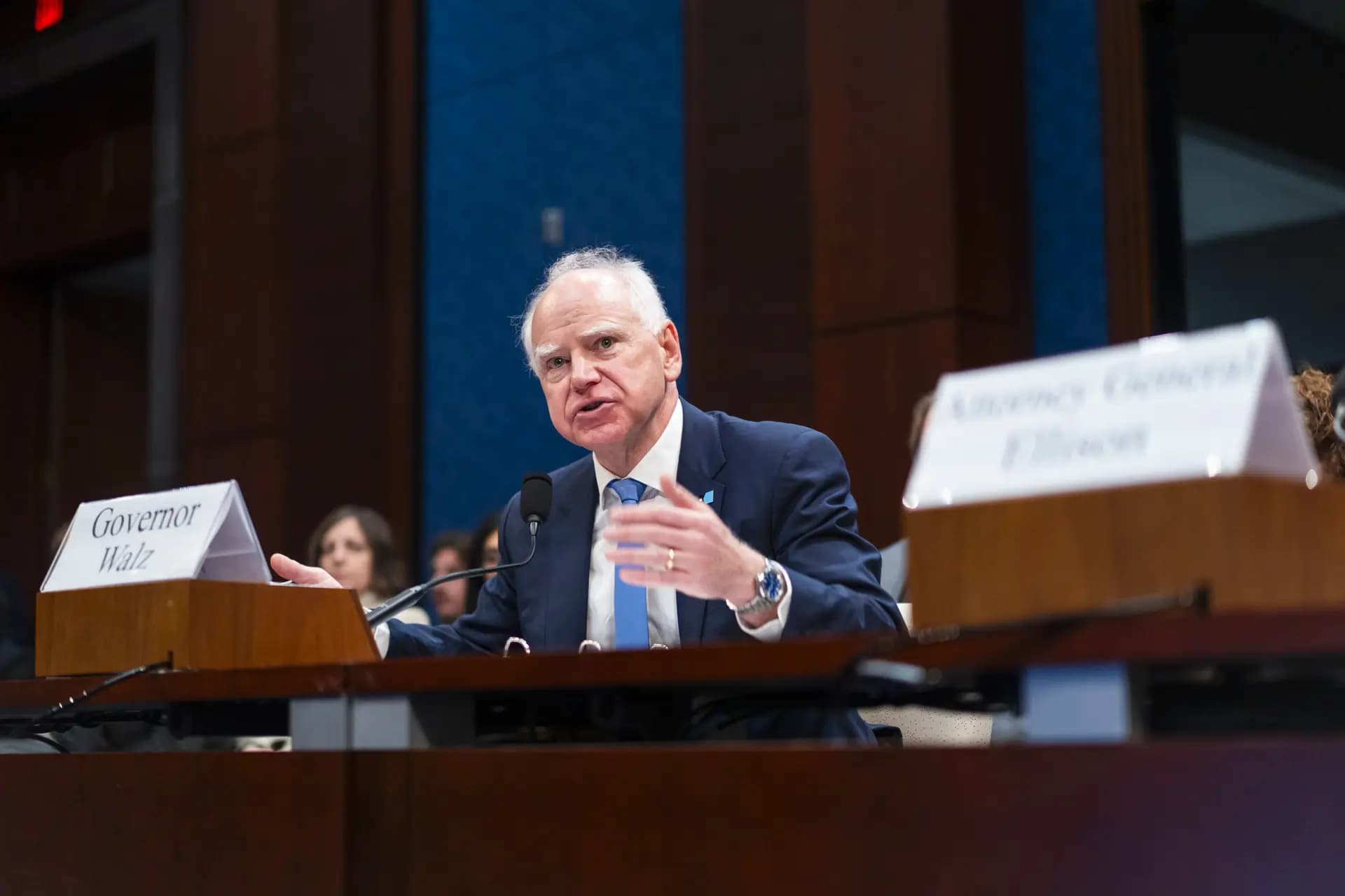 El gobernador de Minnesota, Tim Walz, testifica ante el Comité de Supervisión y Reforma Gubernamental de la Cámara de Representantes en el Capitolio en Washington el 4 de marzo de 2026. (Madalina Kilroy/The Epoch Times).