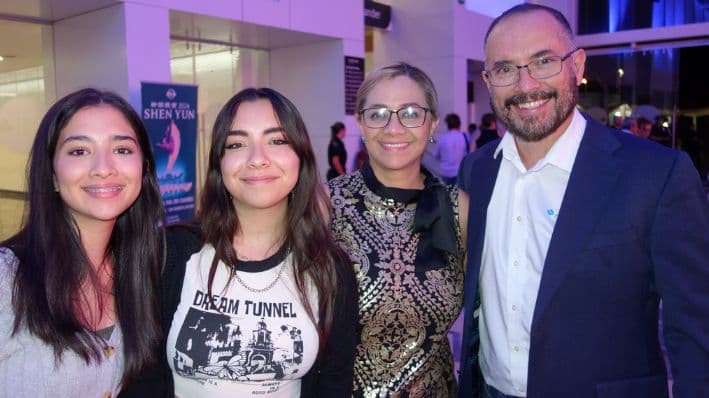 El director de ventas Jorge Rosas (der.) y su familia acudieron a Shen Yun Performing Arts en el Conjunto Santander de Artes Escénicas en Guadalajara, México, el 7 de mayo de 2024. (Lily Yu/The Epoch Times)