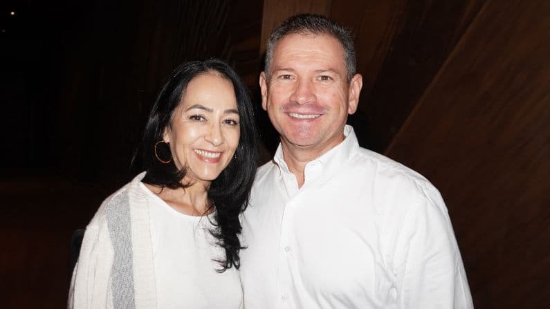El banquero Juan Ledezma Torres junto a su esposa María Esther Álvares Pelayo asisten al espectáculo de Shen Yun Performing Arts en el Conjunto Santander de Artes Escénicas en Guadalajara, México, el 8 de mayo de 2024. (Sonia Wu/The Epoch Times)