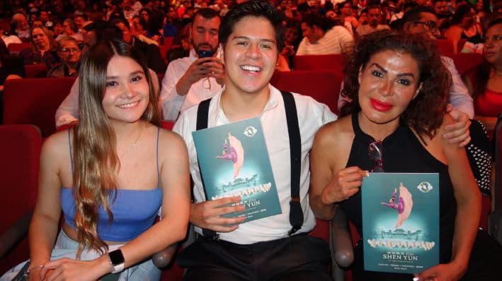 El mexicano Yubal Oloarte, diseñador de marca y creador de contenido, asistió a la presentación de la compañía Shen Yun Perfoming Arts en la Ciudad de México en el Auditorio Nacional, el domingo 5 de mayo del 2024. (Lily Yu/The Epoch Times)