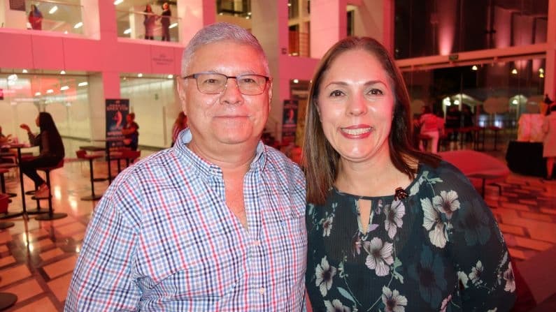 Los empresarios Alberto Arellano, Ingeniero industrial  con su esposa, la gerente Ivette Ruelas, vieron el espectáculo de Shen Yun 2024 el 8 de mayo en el Conjunto Santander de Artes Escénicas de la Universidad de Guadalajara, Jalisco, México. (Lily Yu/The Epoch Times)