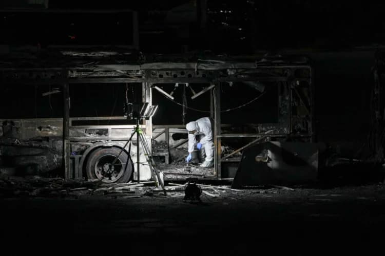 Un oficial de policía israelí inspecciona la escena de una de una serie de explosiones en autobuses en lo que las autoridades dijeron que parecía ser un ataque militante, en Bat Yam, Israel, el 20 de febrero de 2025. Ohad Zwigenberg/AP