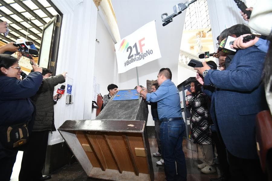 El diputado opositor Alberto Astorga (d) tira una estatua del expresidente boliviano Evo Morales (2006-2019) ubicada en el Parlamento de Bolivia, en La Paz (Bolivia). EFE/STR