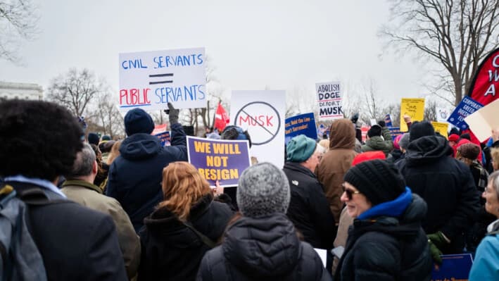 La gente protesta contra el Departamento de Eficiencia Gubernamental (DOGE) junto con legisladores demócratas en el Capitolio en Washington el 11 de febrero de 2025. (Madalina Vasiliu/The Epoch Times)