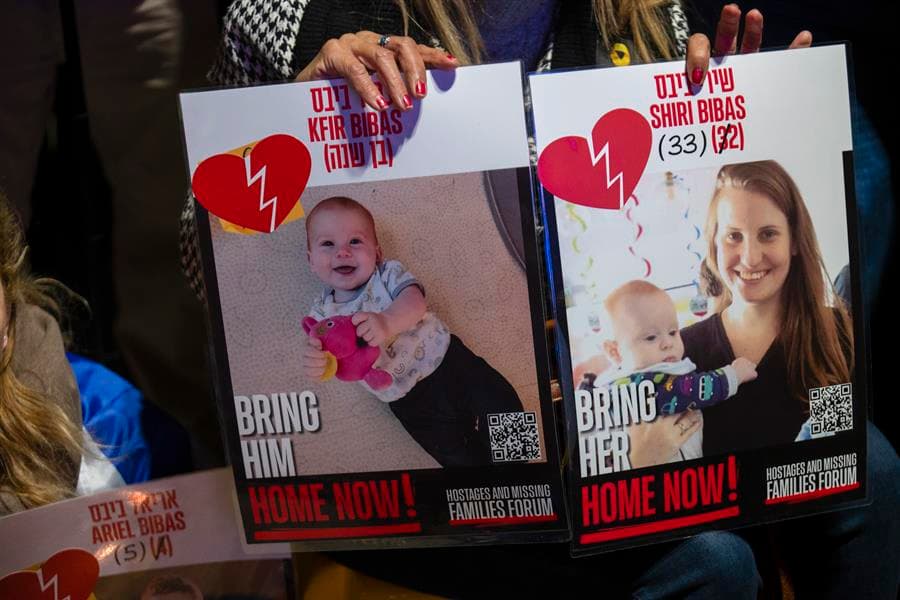 Cientos de personas participan en la concentración del 20 de febrero de 2025 en la plaza de los Rehenes de Tel Aviv (Israel). EFE/ Magda Gibelli