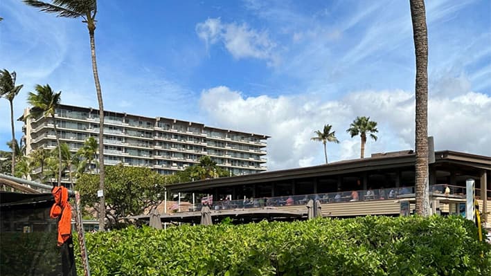 Una de las dos torres que forman parte de The Whaler Resort en Kaanapali Beach, Hawái, el 14 de noviembre de 2023. (Audrey McAvoy/AP Photo)
