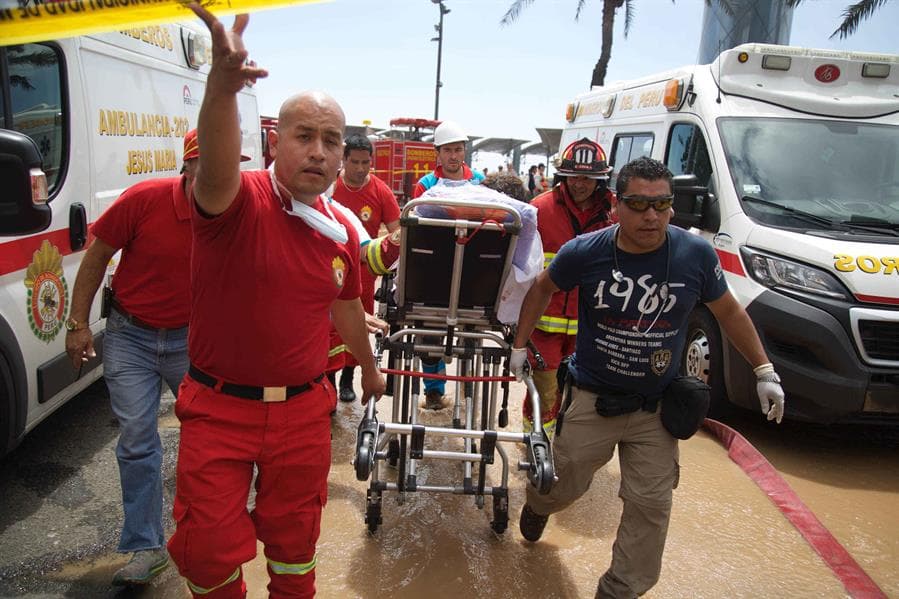 Fotografía de archivo de bomberos peruanos auxiliando heridos. EFE/ Sebastián Castañeda
