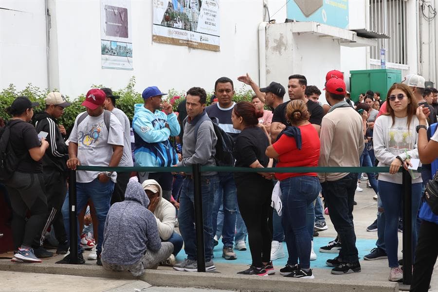 Migrantes, en su mayoría venezolanos, hacen fila en una estación migratoria el 22 de febrero de 2025 en el municipio de Tuxtla Gutiérrez (México). EFE/ Carlos López