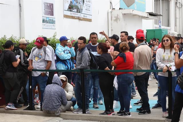 Venezolanos buscan que México los retorne en vuelos tras las restricciones de Trump
