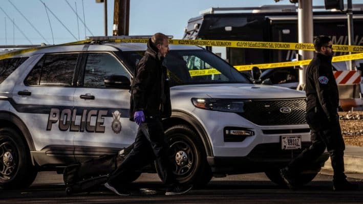 La policía responde a un tiroteo mortal en la base aérea de Kirtland en Albuquerque, Nuevo México, la madrugada del 22 de febrero de 2025. (Chancey Bush/The Albuquerque Journal vía AP)