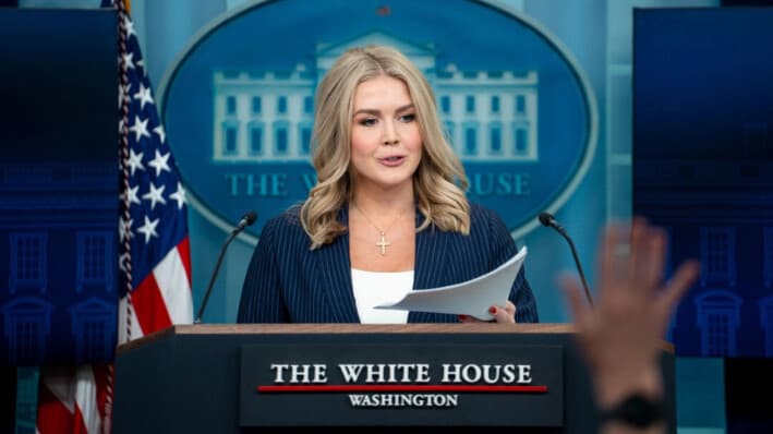 La secretaria de prensa de la Casa Blanca, Karoline Leavitt, habla durante una rueda de prensa en la Casa Blanca el 12 de febrero de 2025. Madalina Vasiliu/The Epoch Times