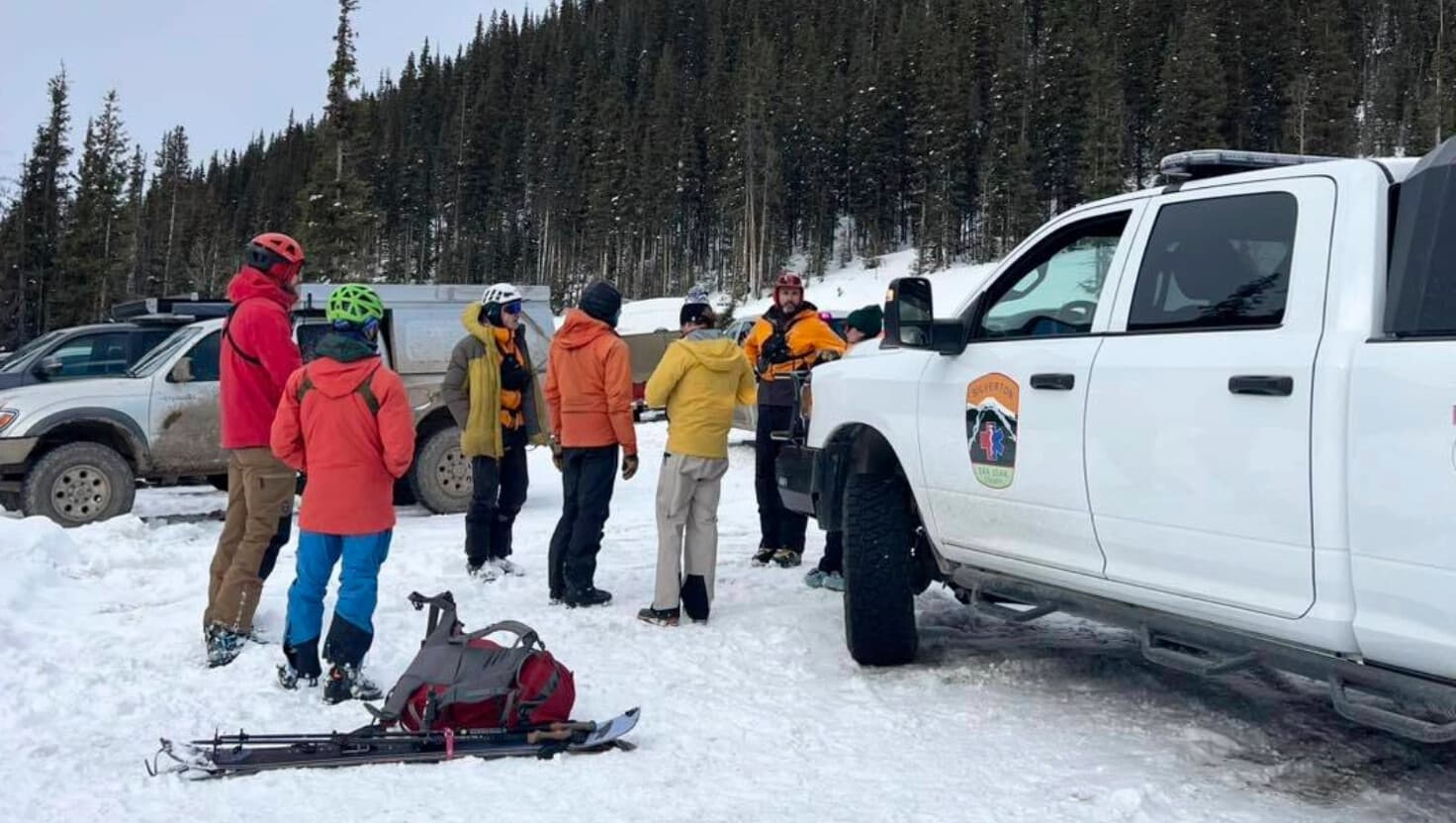 Esta foto proporcionada por Silverton Medical Rescue muestra a los miembros del equipo respondiendo a una avalancha mortal cerca de Silverton, Colorado, el jueves 20 de febrero de 2025. (DeAnne Gallegos/Silverton Medical Rescue vía AP).
