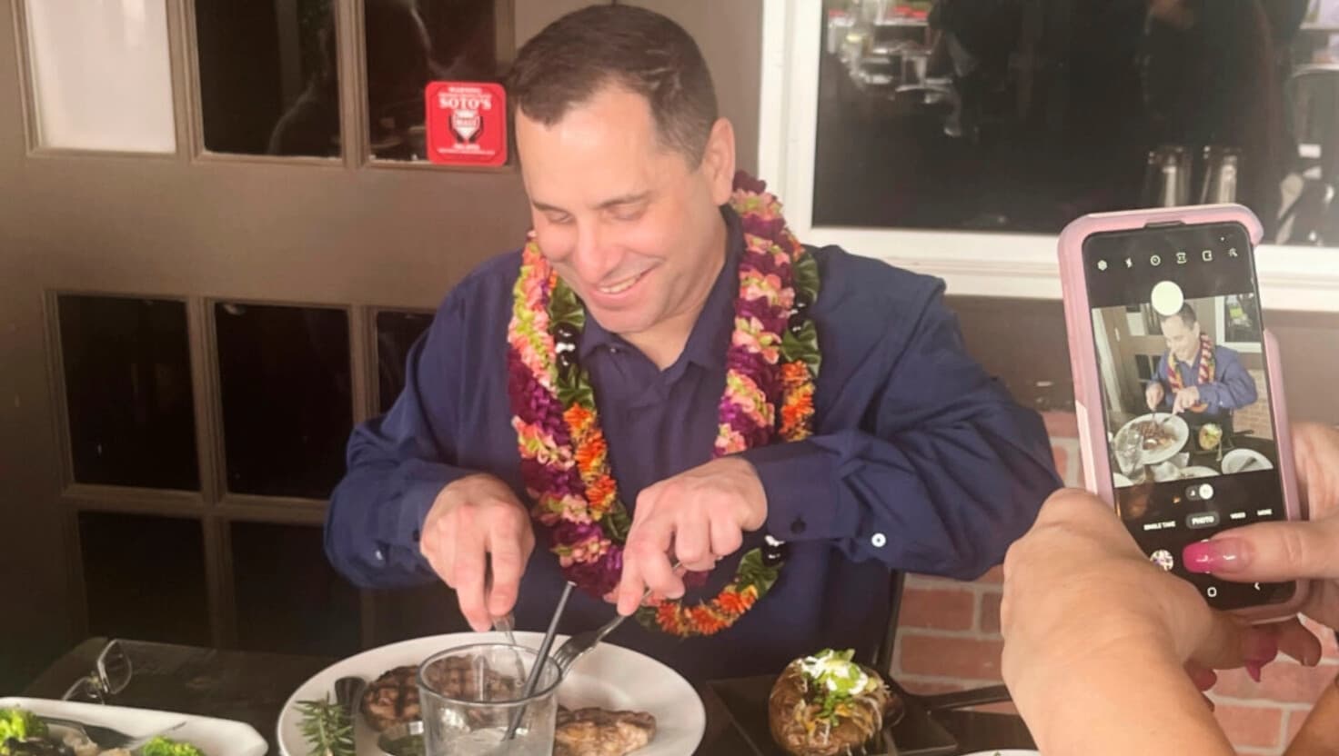 Lawson, Gordon Cordeiro, que pasó 30 años en prisión por un asesinato que negó cometer, disfruta de una cena en un asador el viernes 21 de febrero de 2025 en Kahului, Hawái, horas después de que un juez ordenara su liberación debido a nuevas pruebas. (Kenneth Lawson vía AP).