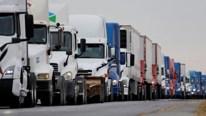 Camiones esperan en fila para cruzar a Estados Unidos cerca del control aduanero fronterizo en el Puente del Comercio Mundial, en Nuevo Laredo, México, el 26 de noviembre de 2024. (Reuters/Daniel Becerril)