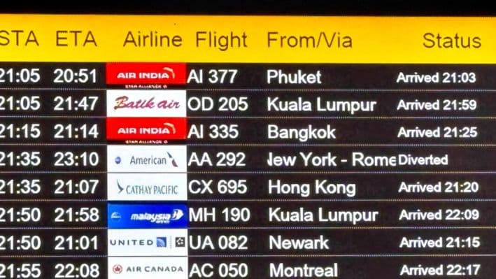 Una pantalla electrónica en el aeropuerto internacional de Nueva Delhi muestra que un vuelo AA292 de American Airlines procedente de Nueva York fue desviado a Roma, en lugar de su destino programado de Nueva Delhi, India, el 23 de febrero de 2025. (Manish Swarup/AP Photo)