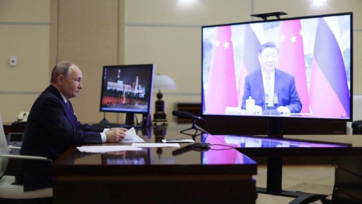En esta fotografía compartida por la agencia estatal rusa Sputnik, el presidente ruso, Vladimir Putin, mantiene una videollamada con el líder chino, Xi Jinping, en la residencia estatal Novo-Ogaryovo, en las afueras de Moscú, el 21 de enero de 2025. (Gavriil Grigorov/ POOL/AFP vía Getty Images)