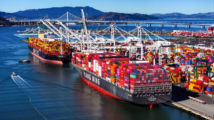 Los buques portacontenedores están atracados en el puerto de Oakland en Oakland, California, el 9 de diciembre de 2024. (Justin Sullivan/Getty Images)