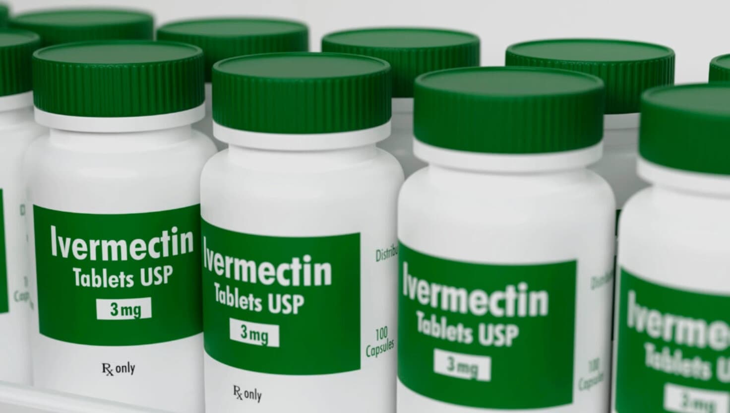 Frascos de pastillas en un estante de farmacia. (Carl DMaster/Epoch Times)