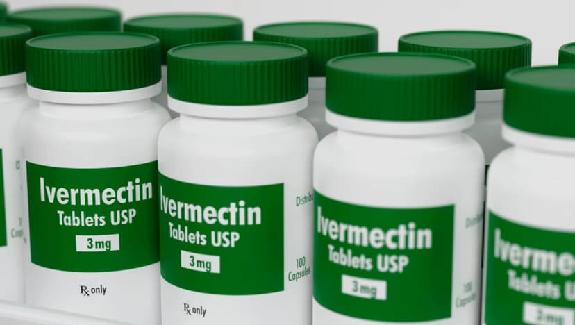 Frascos de pastillas en un estante de farmacia. (Carl DMaster/Epoch Times)