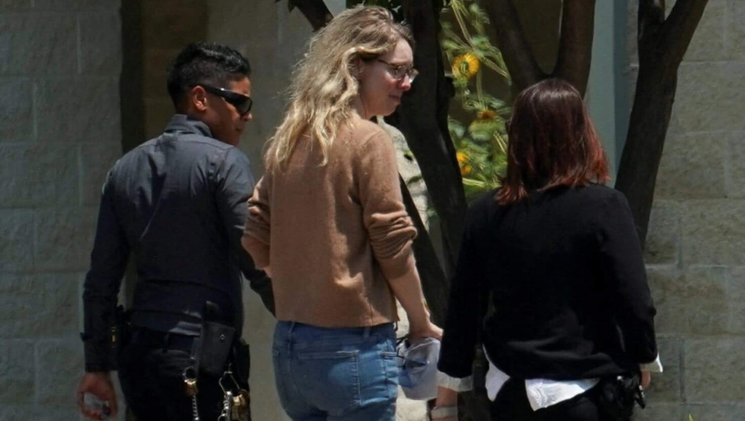 La fundadora de Theranos, Elizabeth Holmes, llega para comenzar a cumplir su condena de prisión por estafar a inversores en la fallida empresa emergente de análisis de sangre, en el Campo Penitenciario Federal de Bryan, Texas, EE. UU., el 30 de mayo de 2023. (Go Nakamura/Reuters).