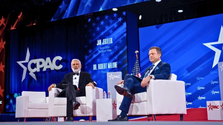 El Dr. Robert Malone y Jan Jekielek, editor jefe de The Epoch Times y presentador de American Thought Leaders, hablan durante el CPAC anual en Oxon Hill, Maryland, el 22 de febrero de 2025. (Madalina Vasiliu/The Epoch Times)