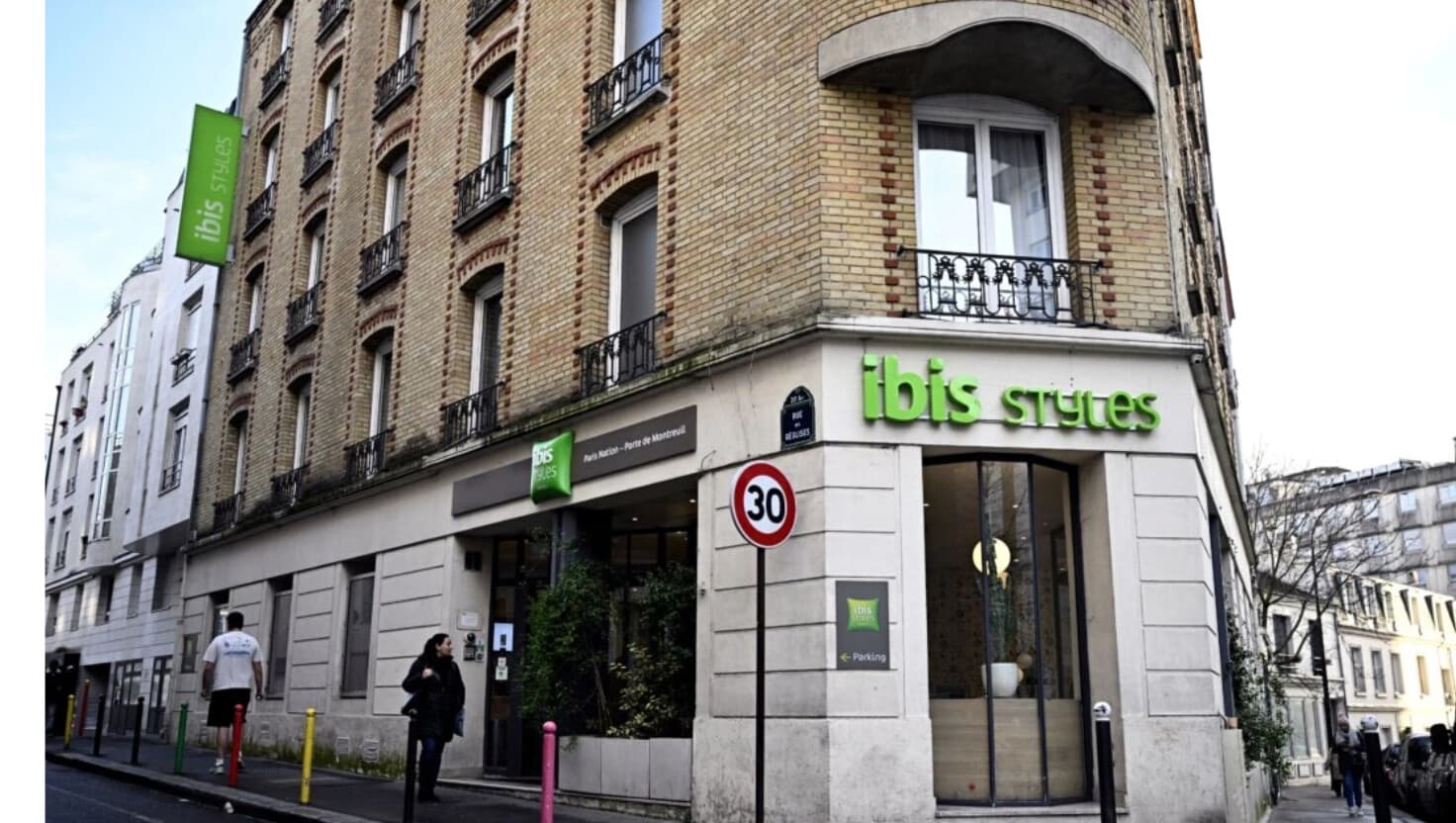 Una imagen del hotel Ibis Styles, donde una madre estadounidense arrojó a un bebé recién nacido por la ventana del segundo piso, en el distrito 20 al este de París, el 24 de febrero de 2025. (Julien de Rosa/AFP a través de Getty Images).