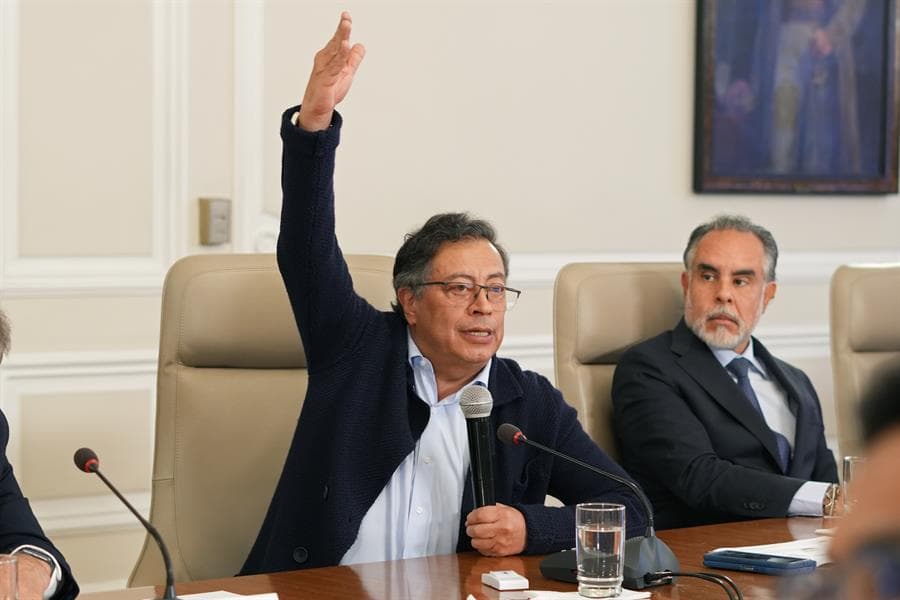 Fotografía cedida por la oficina de prensa de la Presidencia de Colombia del mandatario, Gustavo Petro (i), junto a Armando Benedetti. EFE/ Presidencia de Colombia