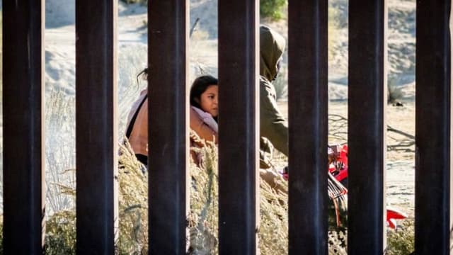 Acusan a 14 personas de tráficar cientos de inmigrantes ilegales a Estados Unidos