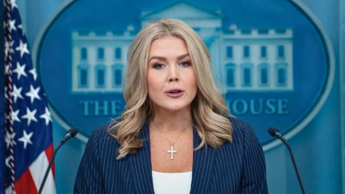 La Casa Blanca dice que su equipo, no los reporteros, decidirá quién tiene acceso al grupo de prensa