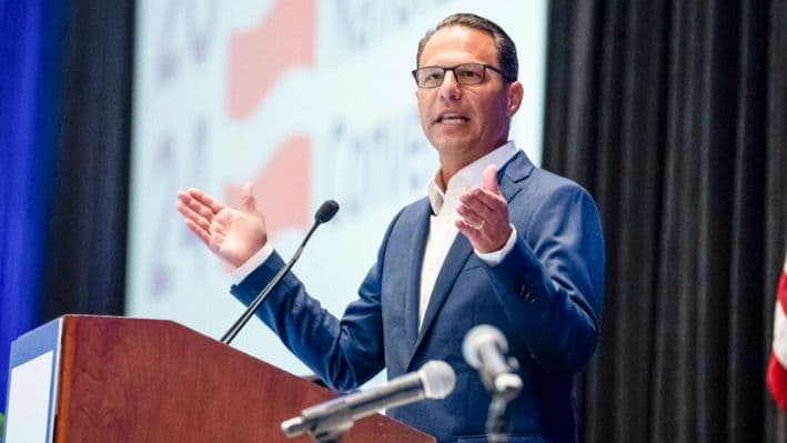 El gobernador de Pensilvania, Josh Shapiro (D-Pa.), habla en el Caucus Laboral en el Hyatt Regency McCormick Place durante el primer día de la Convención Nacional Demócrata (DNC) en Chicago el 19 de agosto de 2024. (Madalina Vasiliu/The Epoch Times)