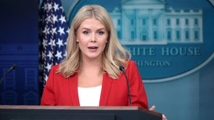 La secretaria de prensa de la Casa Blanca, Karoline Leavitt, habla durante la conferencia de prensa diaria en la Sala de Prensa James Brady de la Casa Blanca, el 25 de febrero de 2025. (Alex Wong/Getty Images)