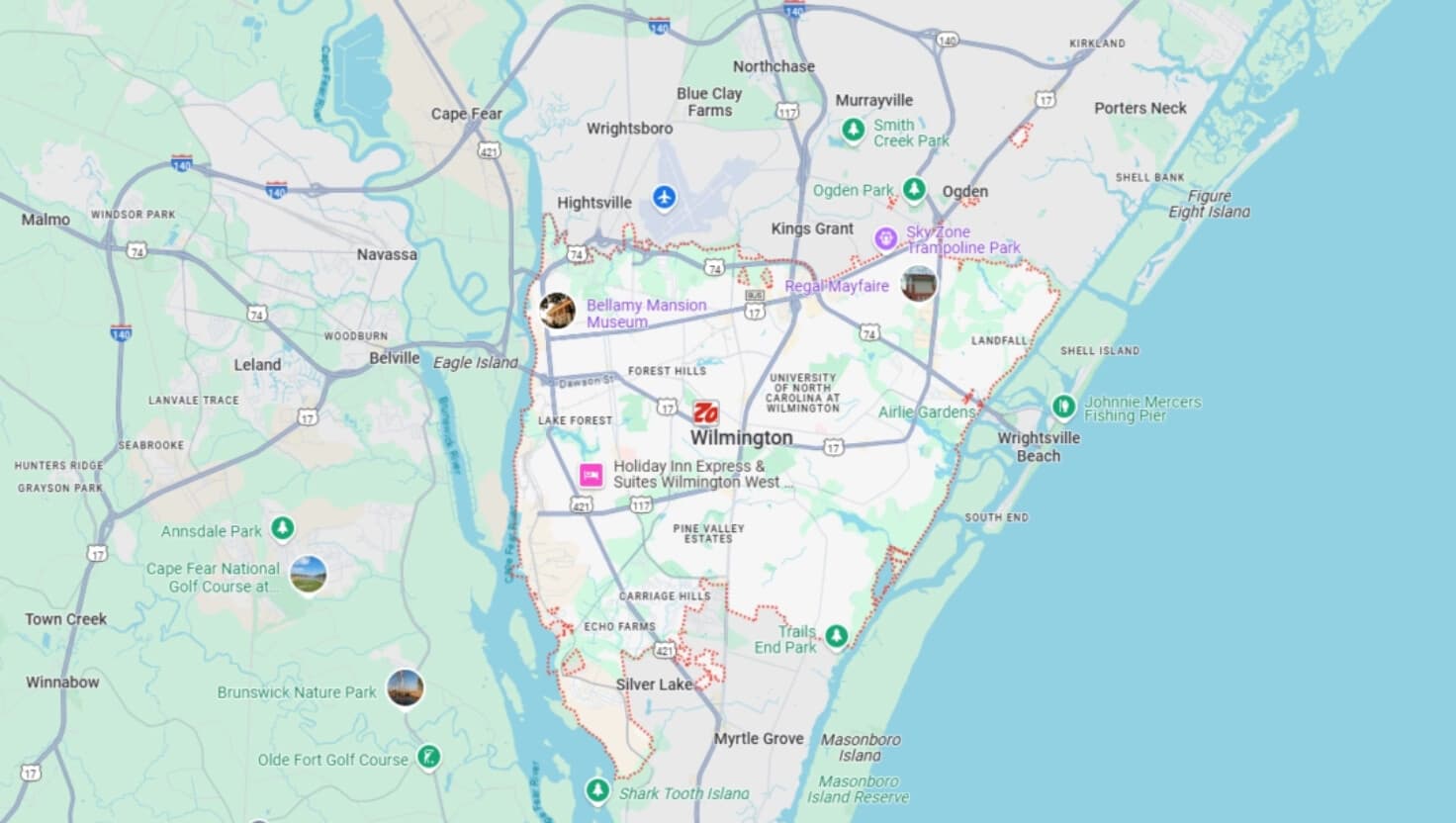 Tres personas fueron trasladadas a un hospital después de que un helicóptero médico se estrellara en una zona boscosa cerca de un aeropuerto de Carolina del Norte, según informaron las autoridades. (Captura de pantalla a través de Google Maps).