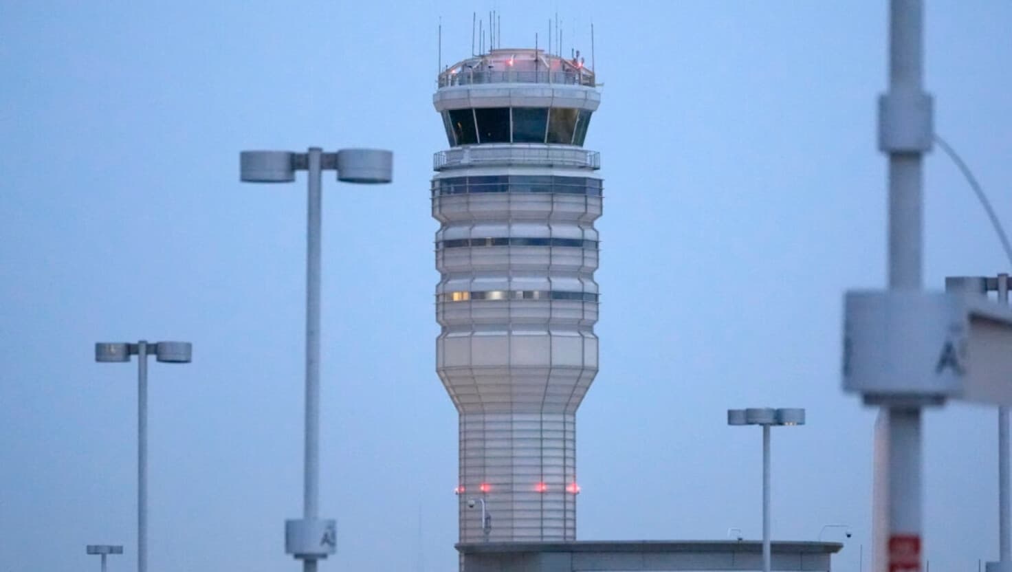 Fotografía de la torre de control de tráfico aéreo del Aeropuerto Nacional Ronald Reagan de Washington, tomada el viernes 31 de enero de 2025 en Arlington, Virginia, cerca de los restos de una colisión en el aire entre un helicóptero Black Hawk y un avión de American Airlines en el río Potomac. (Alex Brandon/AP Photo).