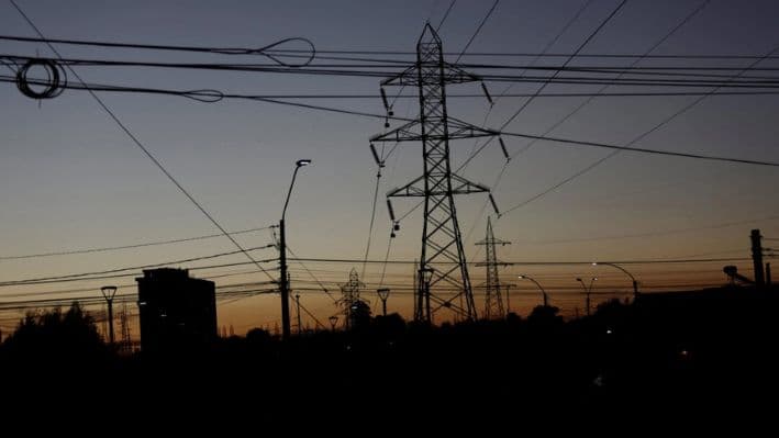 Se observan torres de electricidad durante un gran corte de energía que afectó a amplias zonas del país, en Concepción, Chile, el 25 de febrero de 2025. (Juan González/Reuters)