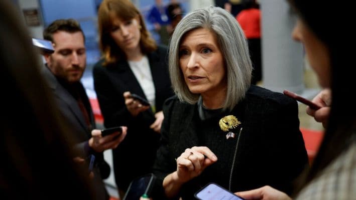 La senadora Joni Ernst (R-Iowa) habla con los periodistas mientras se dirige a un almuerzo del Senado en el Capitolio de Estados Unidos el 19 de noviembre de 2024. (Kevin Dietsch/Getty Images)