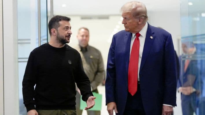 El entonces expresidente Donald Trump con el presidente ucraniano Volodímir Zelenski en Nueva York, el 27 de septiembre de 2024. (Julia Demaree Nikhinson/AP)