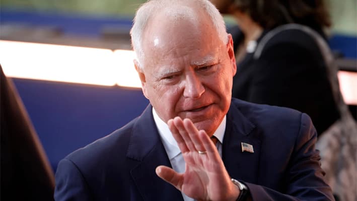 El gobernador de Minnesota, Tim Walz, reacciona cuando la candidata presidencial demócrata, la vicepresidenta Kamala Harris, reconoce la derrota en las elecciones durante un discurso en la Universidad de Howard en Washington el 6 de noviembre de 2024. (Kevin Dietsch/Getty Images)