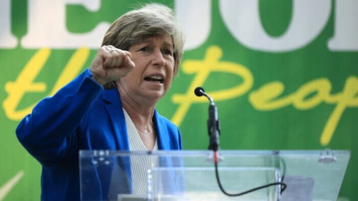 Randi Weingarten, la Presidente de la Federación Estadounidense de Maestros, se dirige a una manifestación de "Terminemos el trabajo para el pueblo" cerca del Capitolio de Estados Unidos en Washington, el 14 de septiembre de 2021. (Chip Somodevilla/Getty Images).