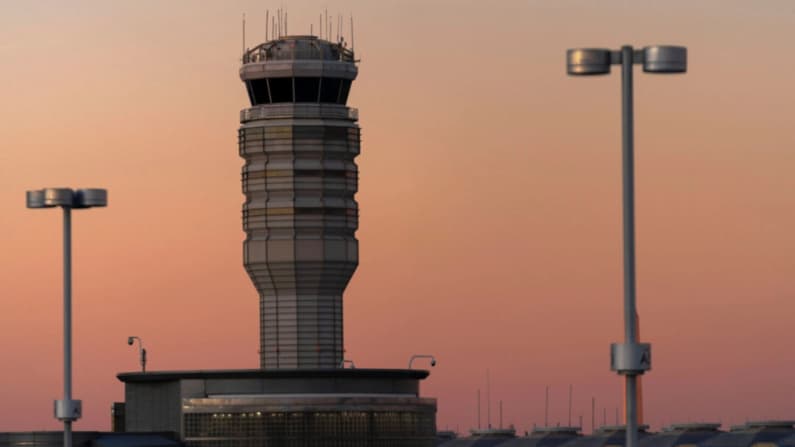 Aeropuertos de Washington reanudan operaciones tras suspender vuelos por olor a sustancia química