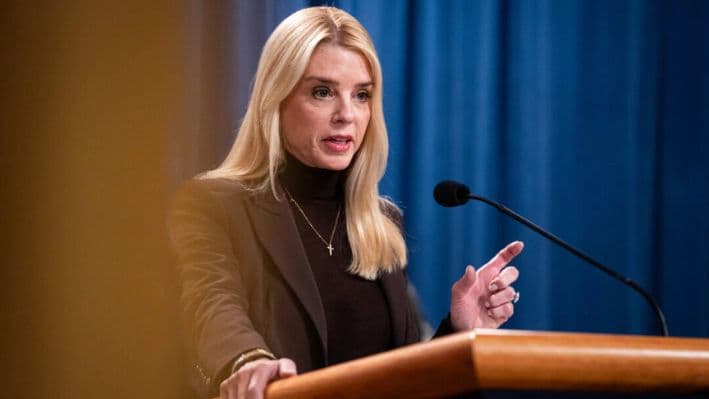 La fiscal general Pam Bondi habla durante una conferencia de prensa en el Departamento de Justicia en Washington, el 12 de febrero de 2025. (Madalina Vasiliu/The Epoch Times)