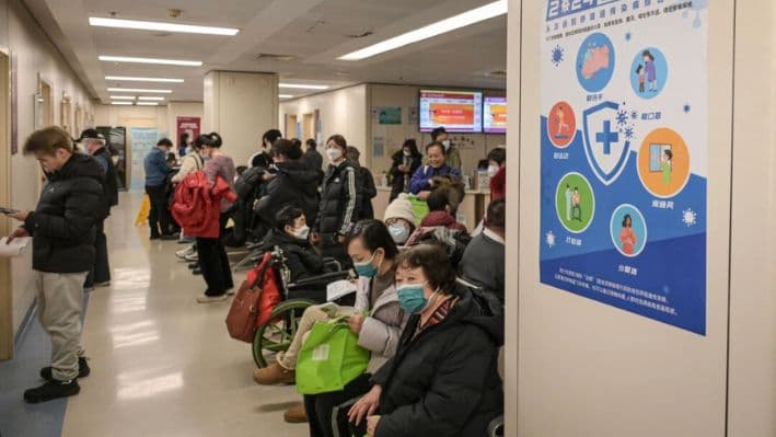 Personas con mascarillas esperan en un área para pacientes ambulatorios del departamento respiratorio de un hospital en Beijing el 8 de enero de 2025. (Jade Gao/AFP vía Getty Images)