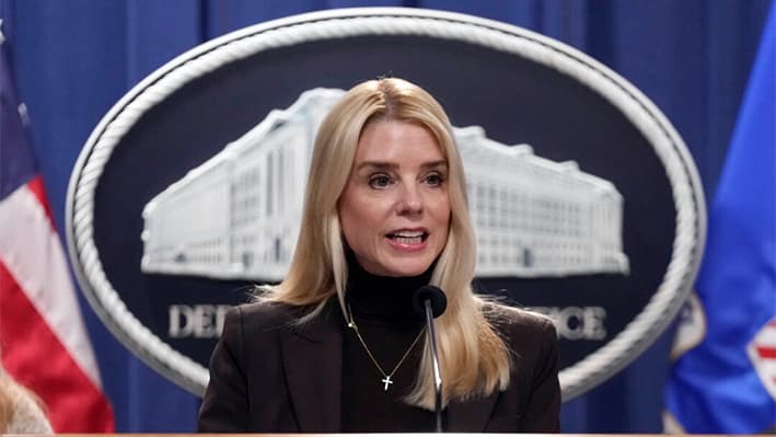 La fiscal general Pam Bondi habla en una conferencia de prensa en el Departamento de Justicia en Washington el 12 de febrero de 2025. (Ben Curtis / AP Photo)