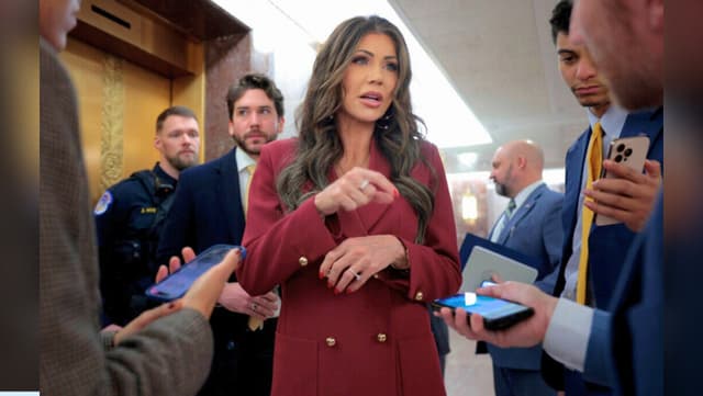 Las personas que filtraron las operaciones de ICE fueron descubiertas y serán despedidas, dice Noem