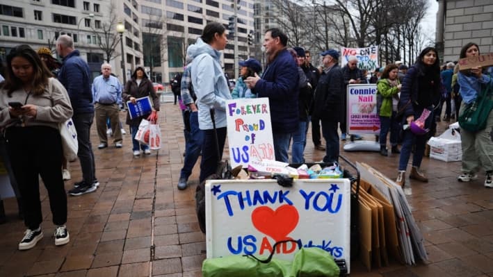 La gente se manifiesta en apoyo a los empleados de USAID que abandonan el edificio de la agencia, en Washington, el 27 de febrero de 2025. (Madalina Vasiliu/The Epoch Times)