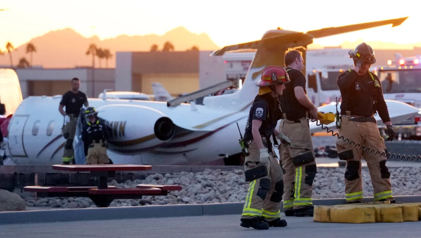 Los bomberos trabajan en el lugar del accidente de un Learjet en el aeropuerto de Scottsdale después de que chocara con un avión parqueado en Scottsdale, Arizona, el 10 de febrero de 2025. (Ross D. Franklin/AP Photo).
